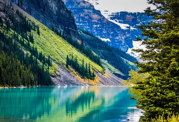 Lake Louise in Banff National Park in the Rocky Mountains of Alberta Canada — Stock Photo, Image
