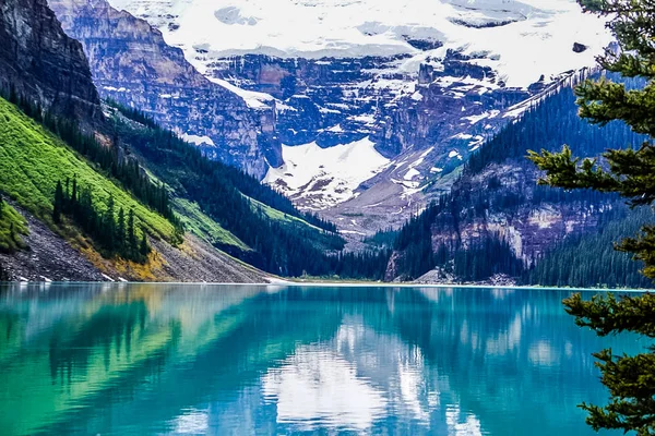 Lake Louise in Banff National Park in the Rocky Mountains of Alberta Canada — Stock Photo, Image