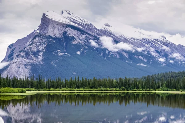 The Mountains and Vermillion Lake at Banff National Park in Alberta, Canada — Stock Photo, Image