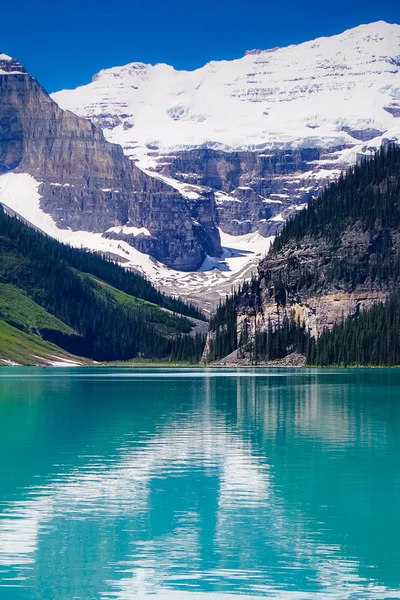 Lake Louise in Banff National Park in the Rocky Mountains of Alberta Canada — Stock Photo, Image