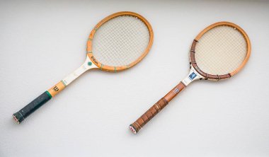 Austin, Texas, ABD/Haziran 10, 2018:2 ahşap Wilson tenis raketleri antika