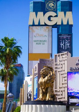 Las Vegas, Nevada: 11 Mayıs 2018: Aslan heykeli ve Mgm Grand Hotel'de işaretleri