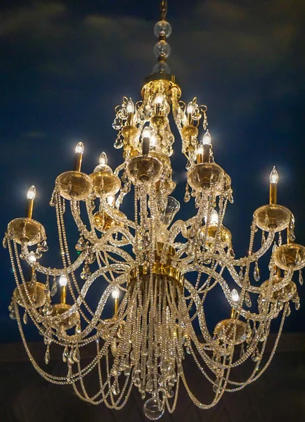 Las Vegas, Nevada: 11 de mayo de 2018: Chandelier inside the Paris Hotel and Casino — Foto de Stock