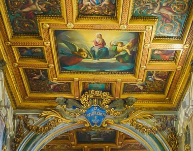 St Bartholomew Tiber Adası Bazilikası iç Roma, İtalya - 10 Ekim 2017: 
