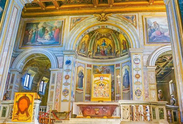 ROMA, ITALIA - 10 DE OCTUBRE DE 2017: El Interior de la Basílica de San Bartolomé en la Isla del Tíber — Foto de Stock