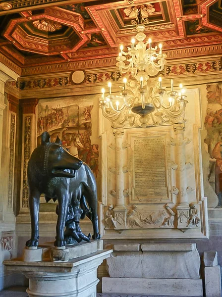 ROMA, ITALIA - 10 DE OCTUBRE DE 2017: Salón de la Loba en el Musei Capitolini — Foto de Stock