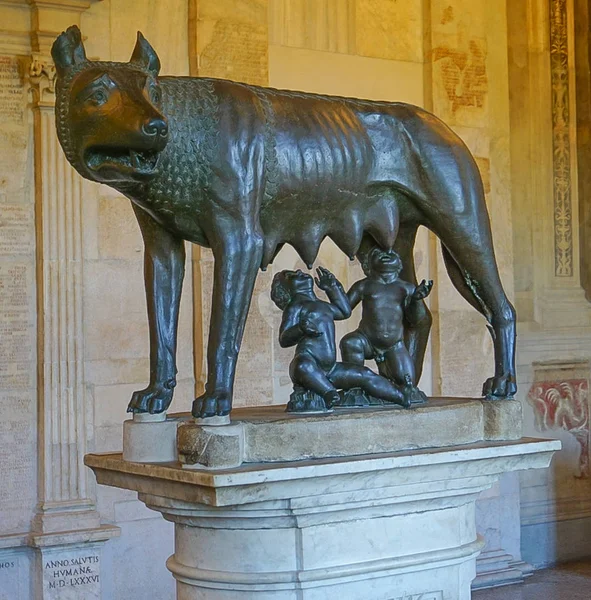 ROME, ITALY- OCTOBER 10, 2017:  The She-wolf Bronze Statue in the Musei Capitolini — Stock Photo, Image