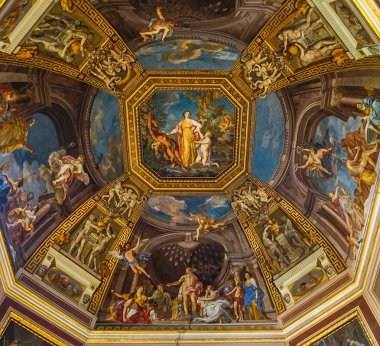 Vatikan Şehri, İtalya: 11 Ekim 2017: Vatikan Müzesi salonunda tavan üzerine çalışmalar