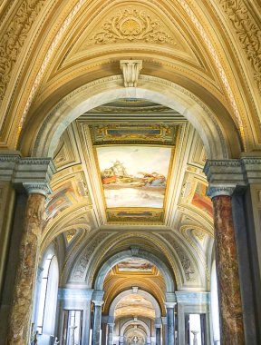 Vatikan Şehri, İtalya: 11 Ekim 2017: Vatikan Müzesi salonunda tavan üzerine çalışmalar