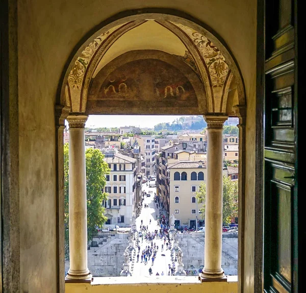 PARCO ADRIANO, ROME,  ITALY: OCTOBER 11, 2017: Looking outside onto the streets of Rome from the Castel Saint Angelo — Stock Photo, Image