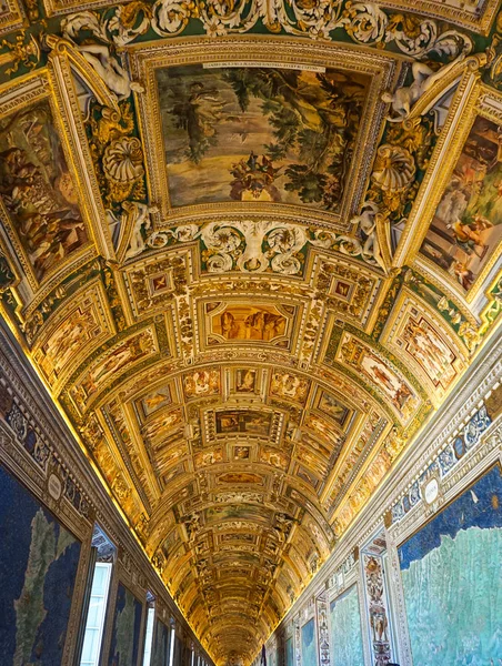 CIUDAD DEL VATICANO, ITALIA: 11 DE OCTUBRE DE 2017: Pinturas en las paredes y techos de la sala de la Galería de Mapas del Museo Vaticano — Foto de Stock