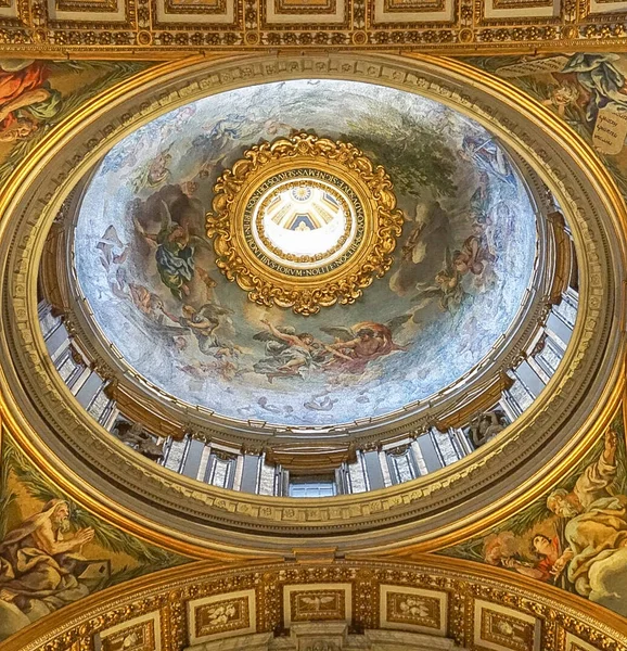 VATICAN CITY, ITALY:  OCTOBER 11, 2017:  Interior Ceiling of St Peter's Basilica — Stock Photo, Image