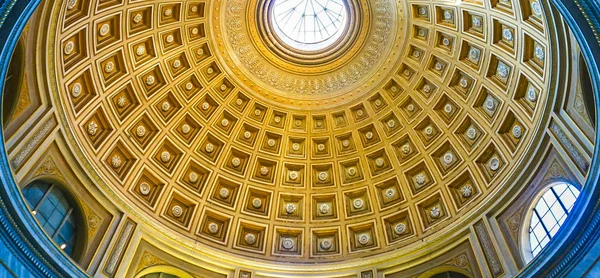 Vatikánský městský stát, Itálie: 11 říjen 2017: strop ozdobený kupolí v rotundy Vatikánského muzea — Stock fotografie