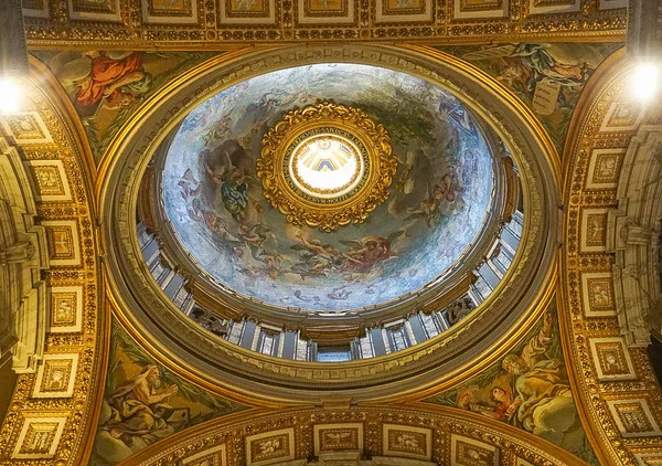 VATICAN CITY, ITALY:  OCTOBER 11, 2017:  Interior Ceiling of St Peter's Basilica in Rome Italy — Stock Photo, Image