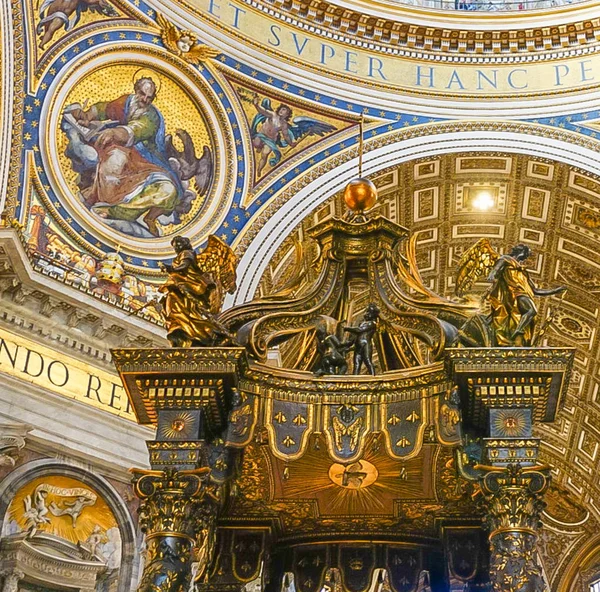 CIUDAD DEL VATICANO, ITALIA: 11 DE OCTUBRE DE 2017: El interior de la Catedral de la Basílica de San Pedro en Roma, Italia — Foto de Stock