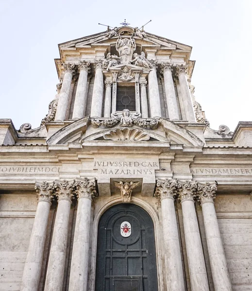 Kostel Santi Vincenzo e Anastasio Fontana di Trevi v Římě — Stock fotografie