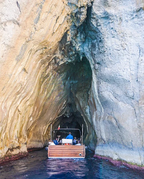 La Gruta del Coral en la costa de la isla de Capri, Italia . — Foto de Stock