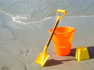 sahilde bir Kürek ve kova 