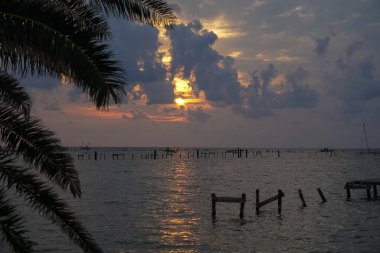 Kasırgadan sonra Rockport Texas'ta iskele yıkımı ile Körfez üzerinde bir Sunrise