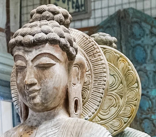 Una vista da vicino di una statua buddista Meditando — Foto Stock