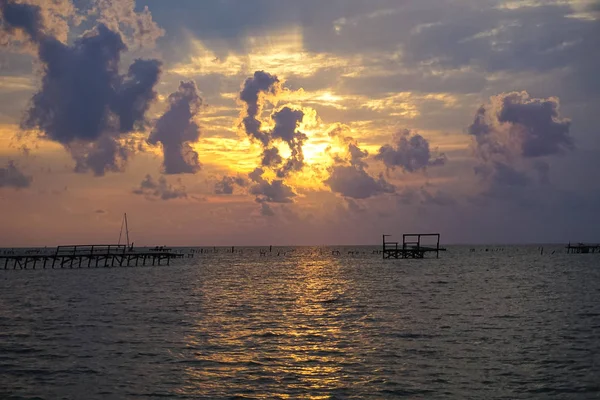 Sonnenaufgang über der Bucht mit Pier-Zerstörung in Rockport Texas nach einem Hurrikan — Stockfoto