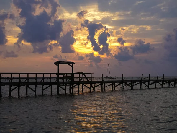 Un amanecer sobre la bahía con la destrucción del muelle en Rockport Texas después del huracán Imagen De Stock