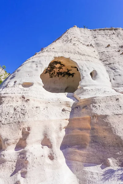 Morada de una cueva en tienda Parque Monumento Nacional Rocks cerca de Cochiti, Nuevo México — Foto de Stock