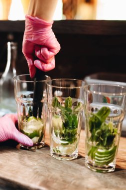 Barman barda Mojito kokteyl yapma