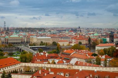 Prag 'daki eski kasabanın panoramik manzarası. Tarih, katedral.