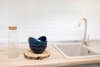 Modern mutfak tezgahında ev aletleri var. Yeni modern mutfak.