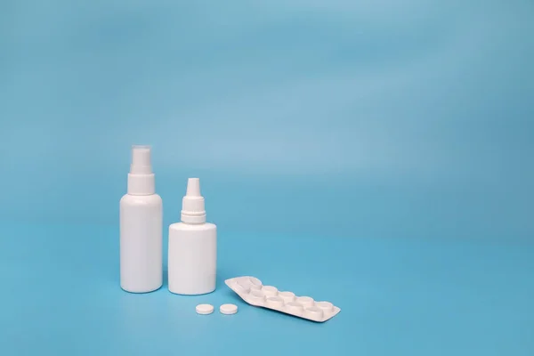 Spray Nosa Tabletki Strzykawka Zastrzyk Bandażem Niebieskim Tle Koncepcja Medyczna — Zdjęcie stockowe