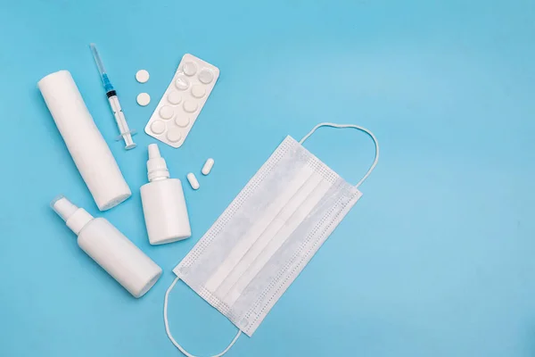 Spray Nosa Tabletki Strzykawka Zastrzyk Bandażem Niebieskim Tle Koncepcja Medyczna — Zdjęcie stockowe