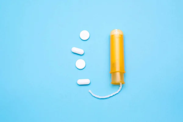 Żółty Bawełniany Tampon Białe Tabletki Niebieskim Tle Produkty Higieny Intymnej — Zdjęcie stockowe