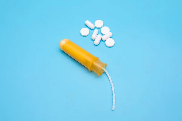Żółty Bawełniany Tampon Białe Tabletki Niebieskim Tle Produkty Higieny Intymnej — Zdjęcie stockowe