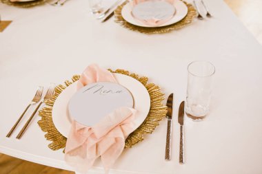 Şenlikli masa dekoru. düğün dekoru, çiçekler, pembe ve altın dekoru, mumlar