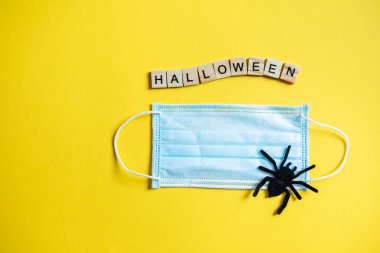 Sarı arka planda tahta küplerle cadılar bayramı harflerinin üst görüntüsü. Cadılar Bayramı sembolü 2020.