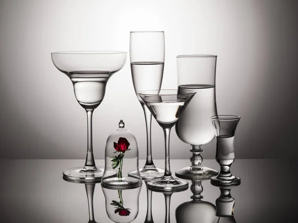 Stillleben Von Gläsern Und Rosen Aus Glas — Stockfoto