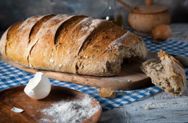 Tahta bir masada taze kırılmış ekmek.