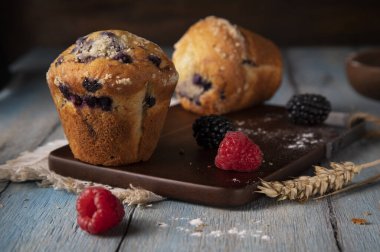 Kekler ve böğürtlen tahtada