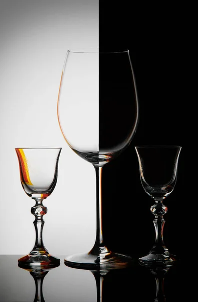 黒と白の背景に3つのガラスのゴブレット — ストック写真