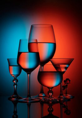 Renkli arka planda şarap bardakları