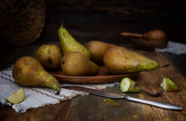 Ahşap bir kırsal masada armutlar