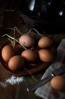 Tahta masada kahverengi tavuk yumurtası.