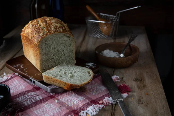 Pão Branco Fresco Fatias Mesa Madeira — Fotografia de Stock