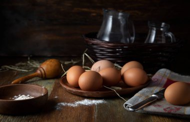 Kahverengi tavuk yumurtaları ahşap kırsal masada