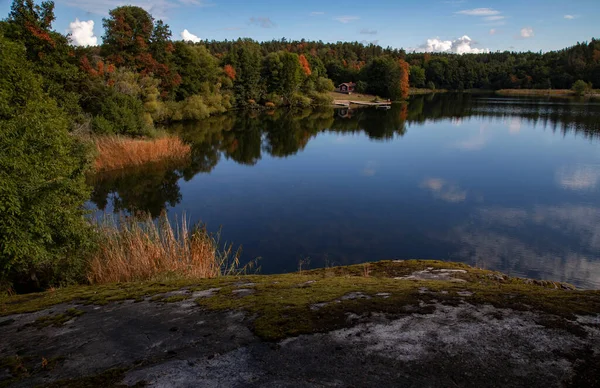 Zweden Klein Huisje Aan Het Meer Een Herfstdag — Stockfoto