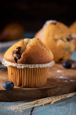 Tahta masada taze kekler.