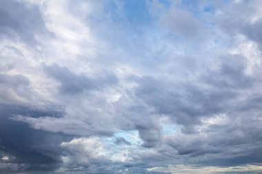 Gök gürültülü mavi gökyüzünde