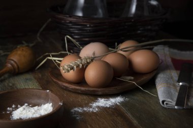 Tahta bir masada kahverengi tavuk yumurtası
