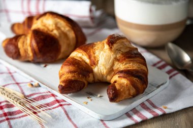 Sabah masasında taze kruvasanlar.